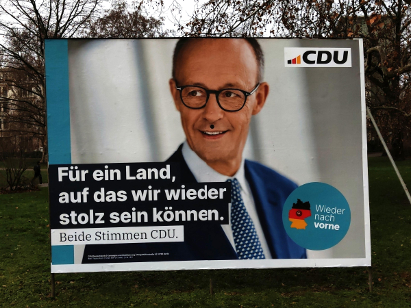 Großflächiges Wahlplakat der CDU, auf dem Friedrich Merz abgebildet ist. Dazu der Slogan: "Für ein Land, auf das wir wieder [sic!] stolz seien können."