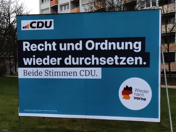 Großflächiges Wahlplakat der CDU. Darauf der Slogan "Recht und Ordnung wieder durchsetzen."