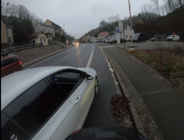 Auto schräg auf dem radweg direkt vor mir auf dem rad 