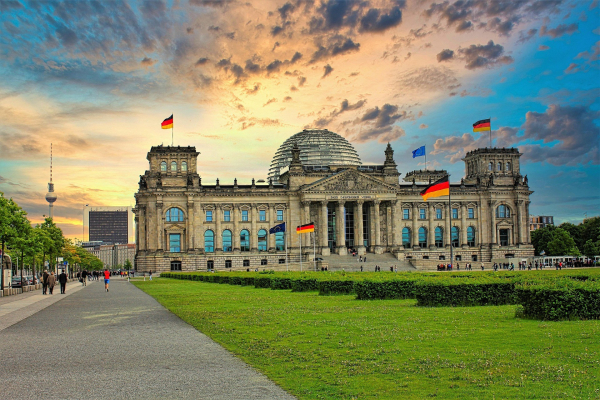 Der deutsche Bundestag in Berlin bei tief stehender Sonne.