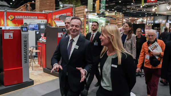 Bundesminister Volker Wissing bei seinem Rundgang auf der Grünen Woche in Berlin.