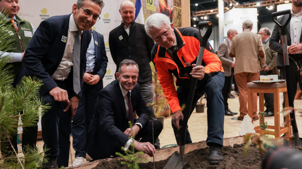 Bundesminister Volker Wissing bei seinem Rundgang auf der Grünen Woche in Berlin.