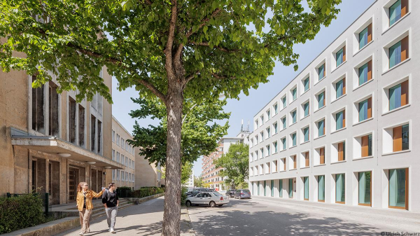 Außenansicht des Verwaltungsneubaus des Unionhilfswerks und Blick auf die vor dem Gebäude verlaufende Straße