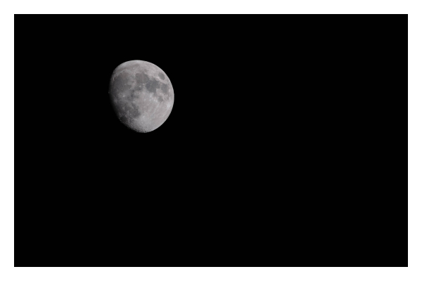 Foto im Querformat. Fast Vollmond am schwarzen Nachthimmel. 