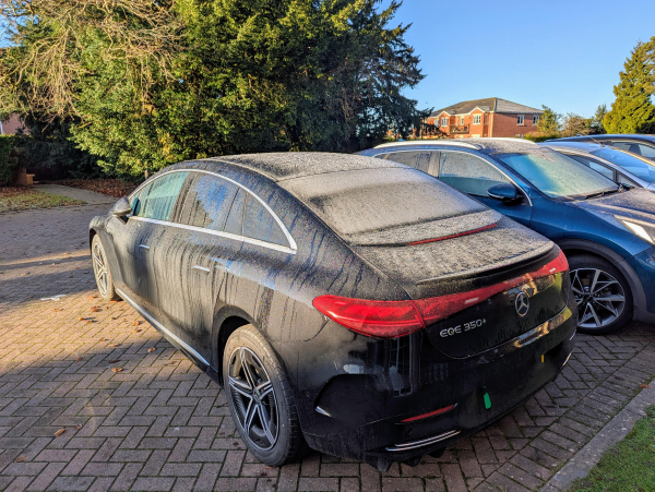 Photo a Mercedes EQE parked outside, covered in frost and ice.