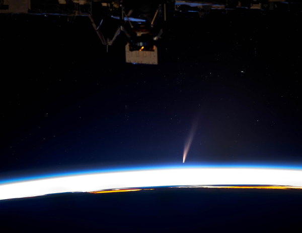 Pic of comet C/2024 G3 (ATLAS) taken from the ISS. The comet is pointed towards the Sun behind Earth, whose thin atmosphere streaks brightly across the middle of the pic.
https://x.com/astro_Pettit/status/1877963226530349168 