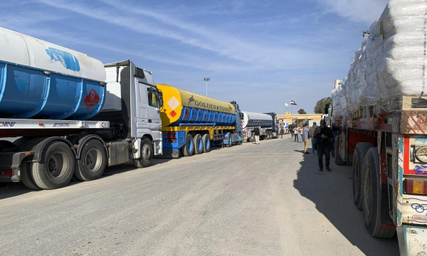 Cientos de camiones ingresan en la franja de Gaza para repartir las ayudas este domingo. (ROSA SOTO VIA EFE)