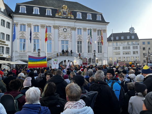 5000 Menschen demonstrieren auf dem Marktplatz in Bonn friedlich gegen Rechts. Mit Regenbogenfahnen und selbstgemalten Plakaten.