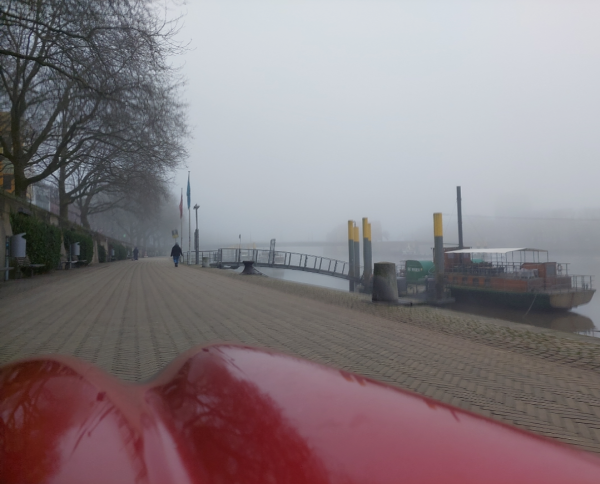 Nebel auf der Weser, Blick über das Velomobil. im Vordergrund der alte Dampfer "Weser", an der SChlachte einzelne Fußgänger