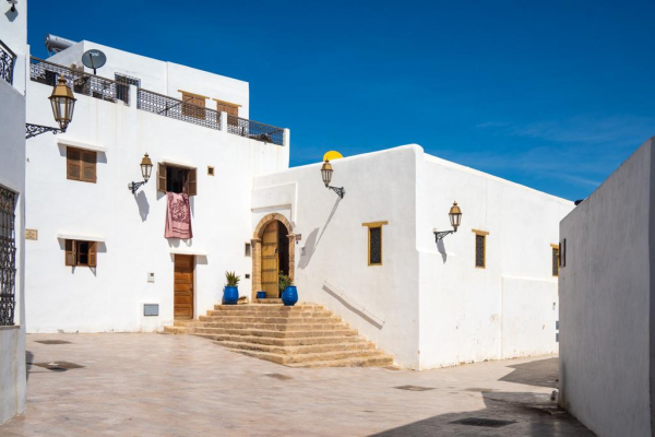 In der Altstadt von Rabat(Medina), weiß getünchte Häuser, Blauer Himmel, Menschen sind keine zu sehen.