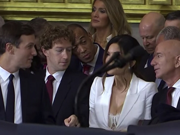 Mark Zuckerberg wagt einen Blick in den Ausschnitt von Jeff Bezos Ehefrau.