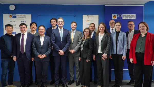 Gruppenbild mit Staatssekretär Stefan Schnorr, Delegationsmitgliedern und deutschen Unternehmensvertretern bei der Deutsch-Koreanischen Industrie- und Handelskammer in Seoul.