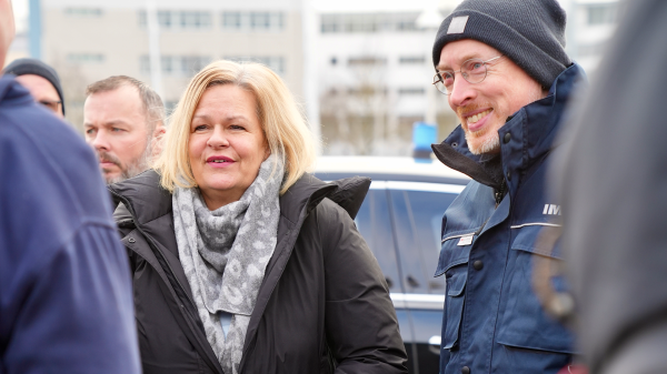 Bundesinnenministern Faeser und Mecklenburg-Vorpommerns Innenminister Pegel stehen nebeneinander.