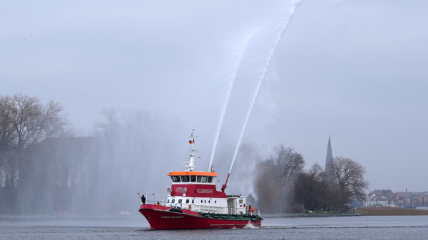 Ein Feuerwehrschiff auf dem Wasser.