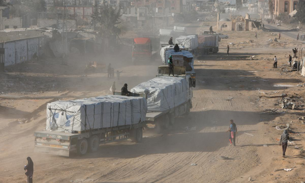 Camiones con ayuda humanitaria entrando desde Egipto vía Rafah, en 20 de enero de 2025. (Mohammed Salem / REUTERS)