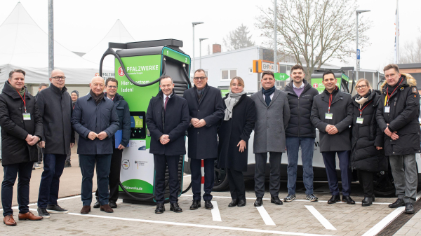 © Pfalzwerke Gruppe. Gruppenbild unter anderen mit Volker Wissing, Paul Anfang und Dagmar Fehler, CEO und Sprecherin der NOW GmbH. 