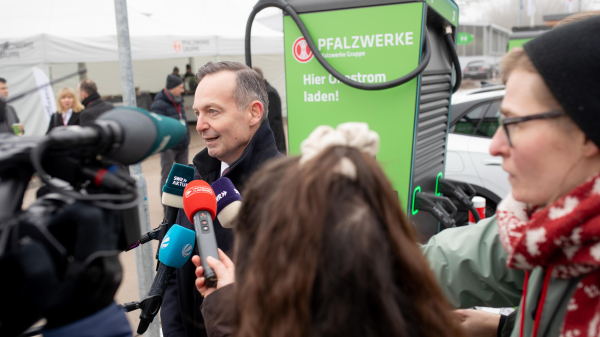 © Pfalzwerke Gruppe. Volker Wissing beim Interview mit Medienvertreterinnen und -vertretern.