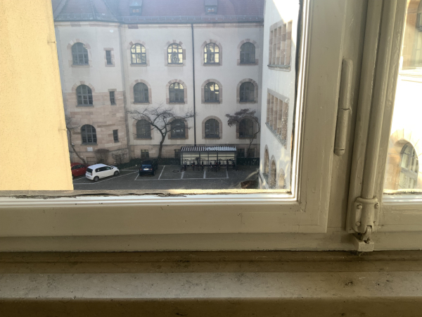 Man sieht ein Fenster. 