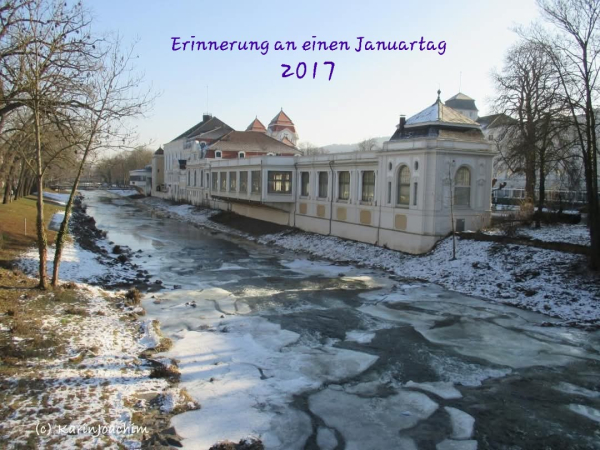 Im Vordergrund der Fluss Ahr mit vielen Eisschollen, interessante Blaufärbung des Wassers. Rechts am Ufer ein imposantes Gebäude mit vielen Fenstern und einigen turmartigen Bauteilen, das ehemalige Kurhaus von Bad Neuenahr.