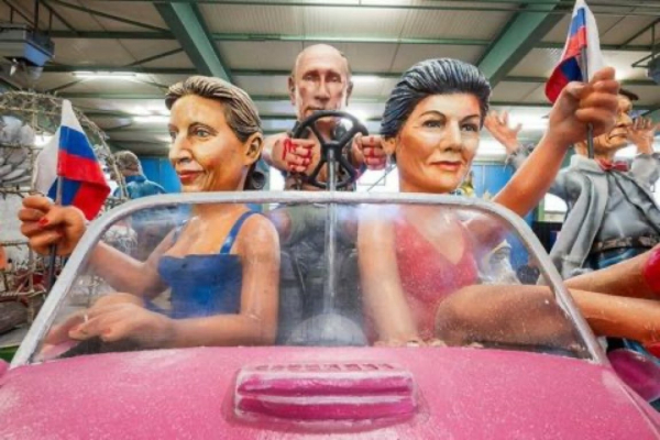 Karnevalswagen mit Weidel Wagenknecht und Putin als Lenker