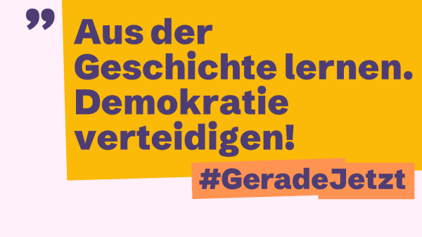 Eine rechteckige Kachel mit dem # Gerade Jetzt, als Text: "Aus der Geschichte lernen. Demokratie verteidigen!"