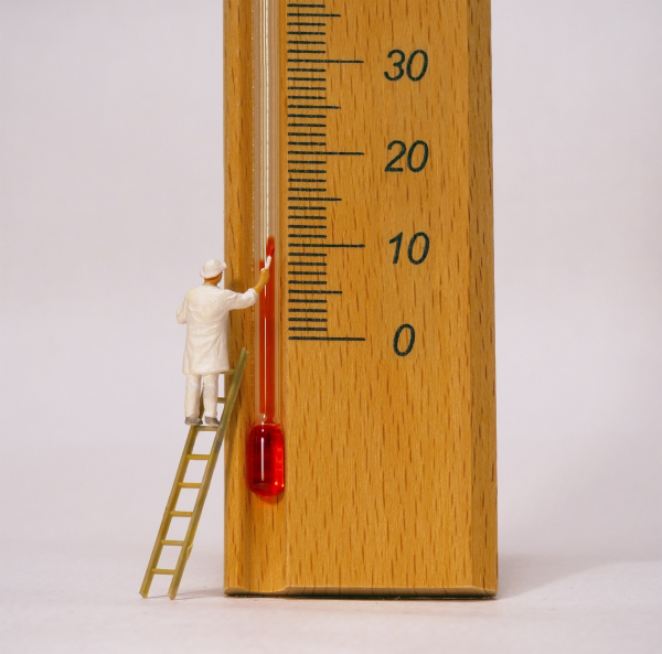 Altes Thermometer, H0 Miniaturfigur streicht es so, dass es ein paar Grad mehr anzeigt.