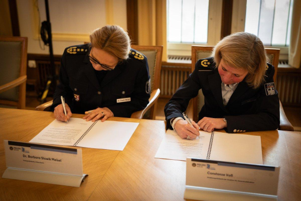 Unterzeichnung der Vereinbarung durch Fr. Dr. Slowik Meisel und Frau Voß. Foto: Polizei Berlin