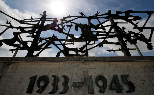 Das Bild zeigt das Internationale Mahnmal in der KZ-Gedenkstätte Dachau. | Foto: picture alliance/dpa | Sven Hoppe