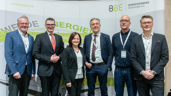  Gruppenfoto unter anderem mit Staatssekretär Hartmut Höppner, Marlene Mortler, Vorsitzende des Vorstandes des Bundesverbandes Bioenergie e. V., und Jörg Hübeler, Head of Market Development SAF & HVO.