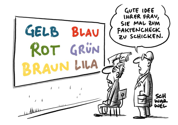 Ein Mann glotzt mit hochgeschobener Brille und verkniffenen Augen auf eine Wandtafel, auf der Farbnamen stehen, die jedoch in anderen Farben gestaltet sind GELB in rot, BLAU in gelb, ROT in grün, GRÜN in liaka, BRAUN in grün, LILA in braun. Mann mit Kittel und Brille hinter ihm: „GUTE IDEE IHRER FRAU, SIE MAL ZUM FAKTENCHECK ZU SCHICKEN.“ (Credit: Schwarwel)