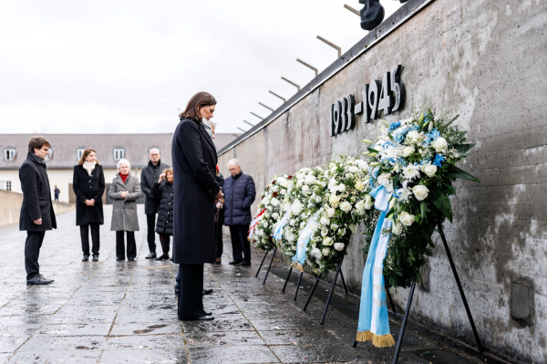 Landtagspräsidentin Ilse Aigner und Stiftungsdirektor Karl Freller legen vor dem Gedenkakt am Internationalen Mahnmal in der KZ-Gedenkstätte Dachau Kränze nieder. | Foto: Matthias Balk