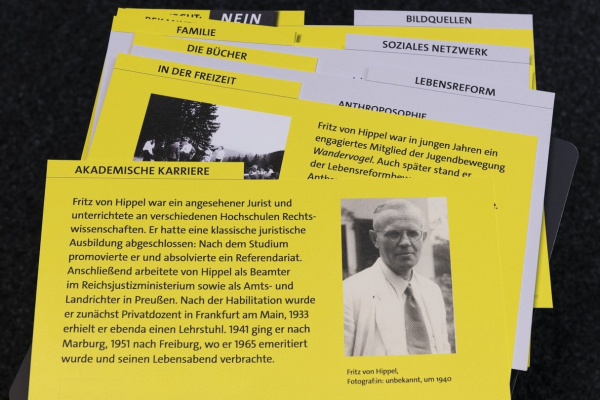 Karteikarten aus der Ausstellung, die Informationen zum Juristen Fritz von Hippel wiedergeben. Darunter z.B. Freizeitaktivitäten, Akademische Karriere, Familie...