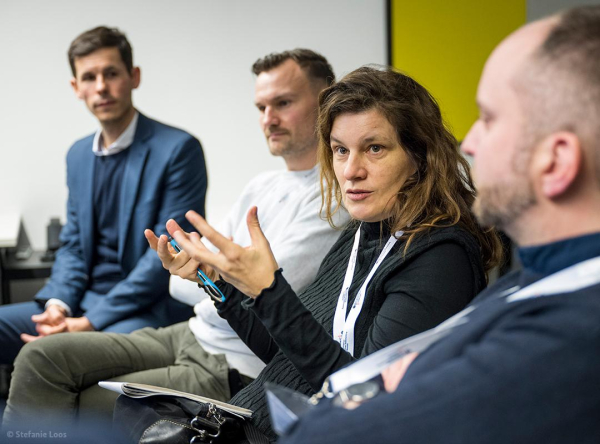 Teilnehmende des zweiten Jahreskongresses des Nationalen Forums gegen Wohnungslosigkeit während eines Workshops in der Diskussion.