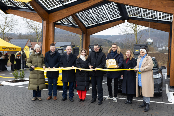 © Fastned. Staatssekretär Hartmut Höppner bei der Eröffnung des Deutschlandnetz-Standortes in Bad Driburg.

