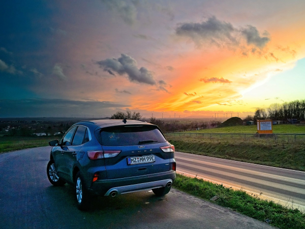 Ford Kuga PHEV im Sonnenuntergang über der Rheinhessenstraße bei Selzen