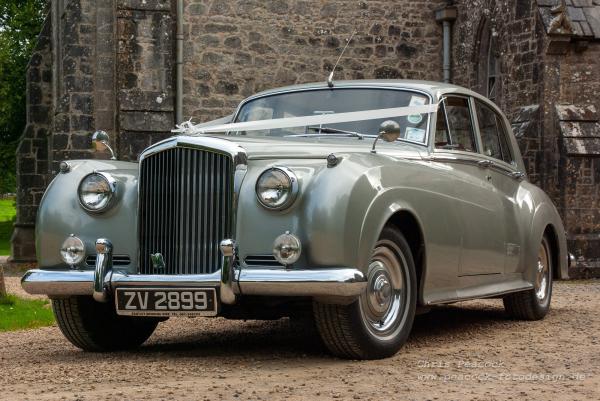 DE: Das Bild zeigt einen Oldtimer der Marke Bentley S2 Saloon, der gerade für eine Hochzeit vorgefahren war. Die Aufnahme entstand in Limerick in Irland.

EN: The picture shows a vintage Bentley S2 Saloon, which had just driven up for a wedding. The picture was taken in Limerick, Ireland.