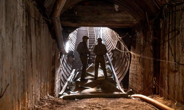 Soldados de Israel salen de un túnel que Hamás supuestamente utilizó para sus atentados, cerca del cruce fronterizo de Erez, el 7 de enero de 2024. (EYTAN GALAI / Getty Images)