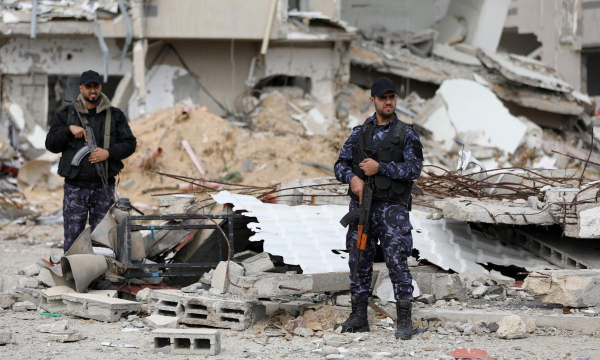 Policías palestinos de Hamás hacen guardia en su sede destruida en la ciudad de Gaza, el 22 de enero de 2025. (Dawoud Abu Alkas / REUTERS)