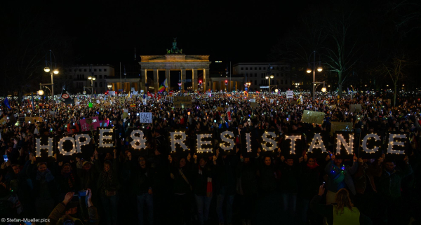 Lichtermeer am Brandenburger Tor für Demokratie und gegen den Rechtsruck, Vorn leuchtende Buchstaben: „Hope & Resistance“, Berlin, 25.01.2025