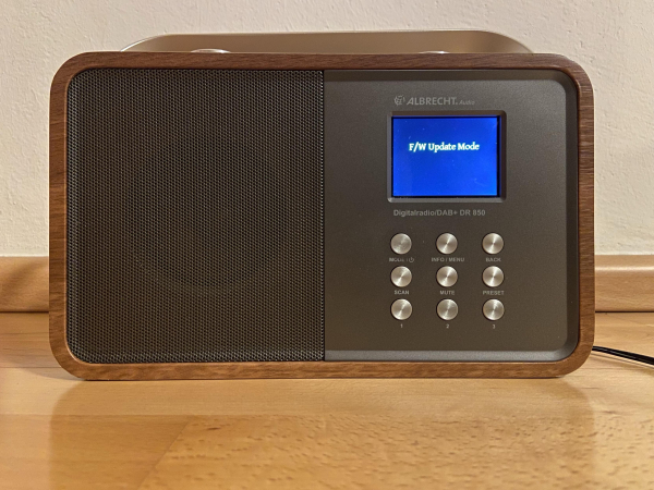 Modernes Radio. Im Display steht „F/W Update Mode“