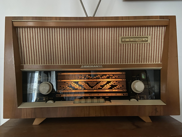 Altes klassisches Röhrenradio in großem Holzgehäuse. 