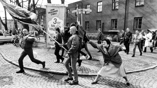 Pressebild: A Woman Hitting a Neo-Nazi With Her Handbag in Växjö, Sweden 1985. Photograph by Hans Runesson. Hans Runesson, 1985