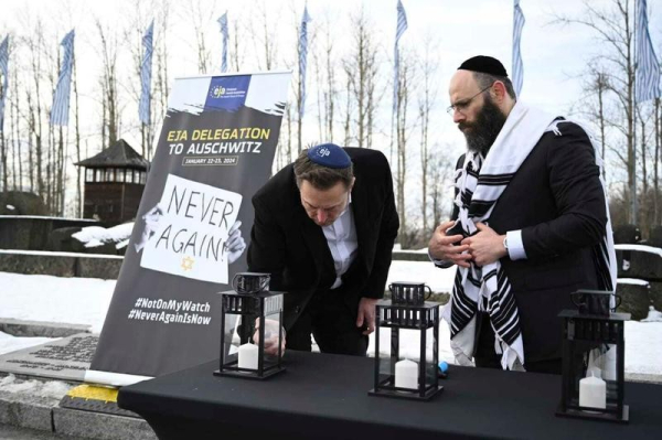 Foto uit https://www.lemonde.fr/en/pixels/article/2024/01/23/elon-musk-says-he-was-naive-on-antisemitism-as-he-visits-auschwitz_6456954_13.html van Elon Musk (met keppeltje op) die bij concentratiekamp Auschwitz, in winterse omstandigheden, een kaarsje aansteekt op een gedenksteen. Naast hem staat een zeer Joodse meneer, eveneens met keppeltje op.

Aanvulling: links achter Musk staat een groot bord waarop te lezen valt: "EJA Delegation to Auschwitz [Januari 22-23, 2024]" met daaronder (op dat bord) een foto van handen die een papier met daarop "NEVER AGAIN!" (plus Davidsster) vasthoudt. Daar weer onder op dat bord:

#NotOnMyWatch
#NeverAgainIsNow


Onder de foto in Le Monde staat:
Tesla and SpaceX's CEO Elon Musk lights a candle as he visits the site of the Auschwitz-Birkenau Nazi German death camp in Oswiecim, Poland, on Monday, Jan. 22, 2024. YOAV DUDKEVITCH / AP