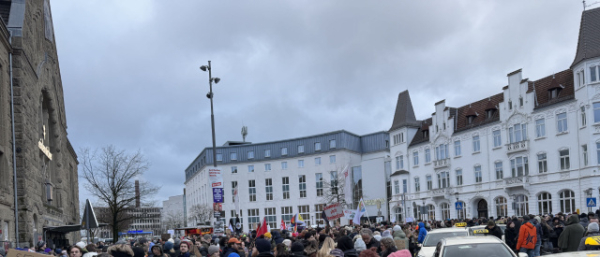 Menschen am Bielefelder Hauptbahnhof 