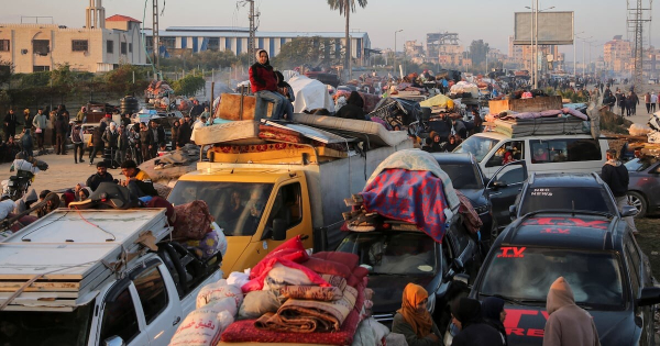 Palestinians wait to be allowed to return to their homes in northern Gaza with vehicles through Salahudeen road after they were displaced to the south at Israel's order during the war, amid a ceasefire between Israel and Hamas, in the central Gaza Strip, January 27, 2025.  REUTERS / Hatem Khaled