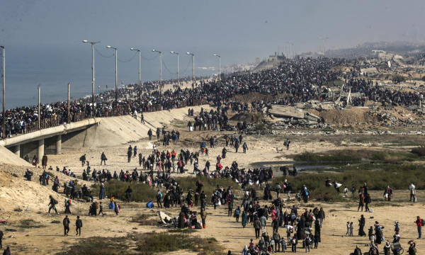 Una columna de desplazados palestinos se dirige al norte de la Franja de Gaza, después de que Israel levantase el veto en virtud del alto al fuego con Hamás. (EFE/EPA/MOHAMMED SABER)