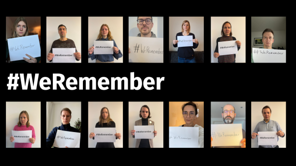 Die Grafik zeigt eine Collage aus Porträts von 14 Personen, die jeweils ein Schild mit der Aufschrift „#WeRemember“ halten. Die Hintergründe sind schlicht, und der Fokus liegt auf den Personen und ihren Botschaften. Zentral in der Grafik steht der Schriftzug „#WeRemember“ in weißer Schrift auf schwarzem Hintergrund.