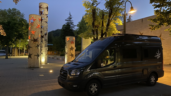 Mit dem Wohnmobil an den Stelen am Europäischen Museum in Schengen