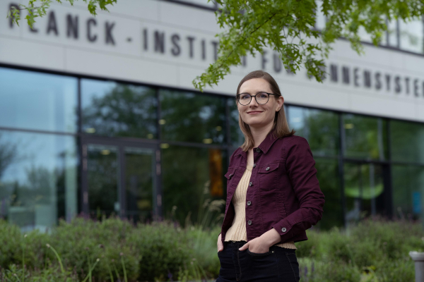 Joanna Drążkowska in front of the Max Planck Institute for Solar System Research