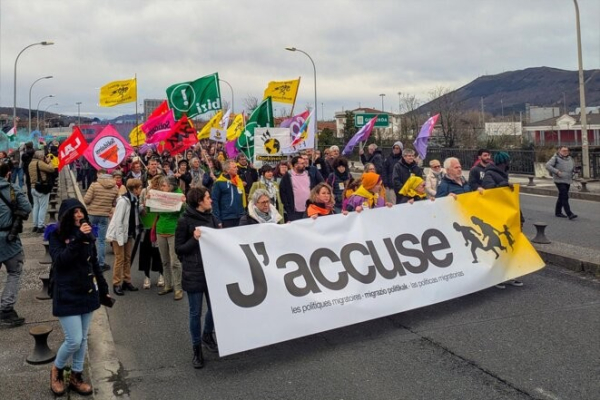 Sur le pont frontalier Saint-Jacques, entre Irun et Hendaye, le 26 janvier. Quelque 2 500 personnes manifestent en soutien aux sept militant·es accusé·es d'avoir aidé des migrant·es à pénétrer en France par ce même pont. © Photo Clair Rivière pour Mediapart